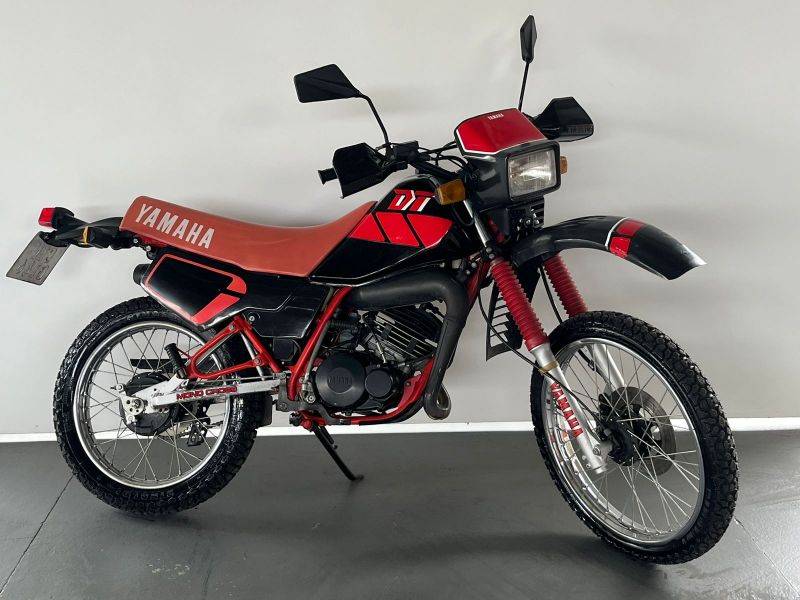 YAMAHA 
 DT 180 Z (1988/1988) 
 Consulte